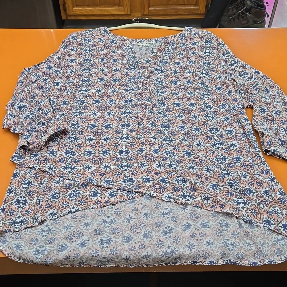 Artisan NY lightweight multicolored pattern top, 3/4 length button sleeves, 1X - Picture 1 of 5
